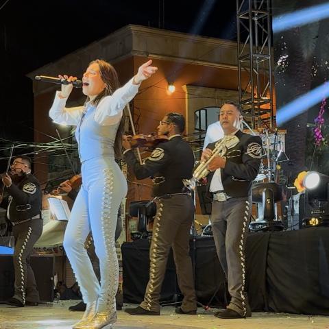 Majo Aguilar conquistó con sus temas al público de Villa Hidalgo a pesar de la lluvia