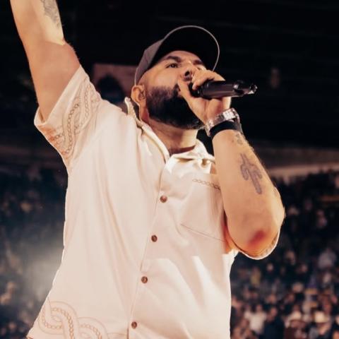 Carín León tiene dengue y no podrá estar esta semana en León