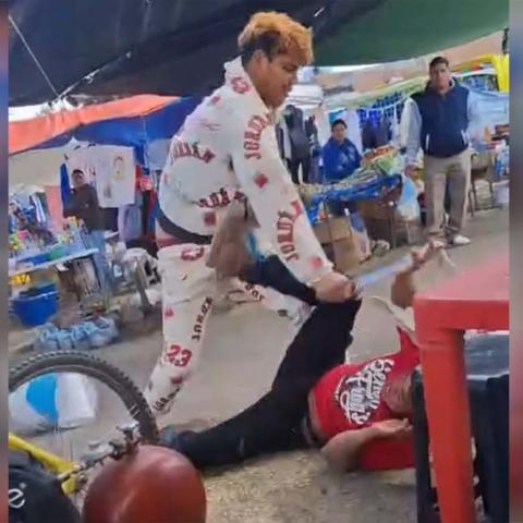 Un cobarde empuñaba un cuchillo y atacaba a su oponente que estaba en el suelo