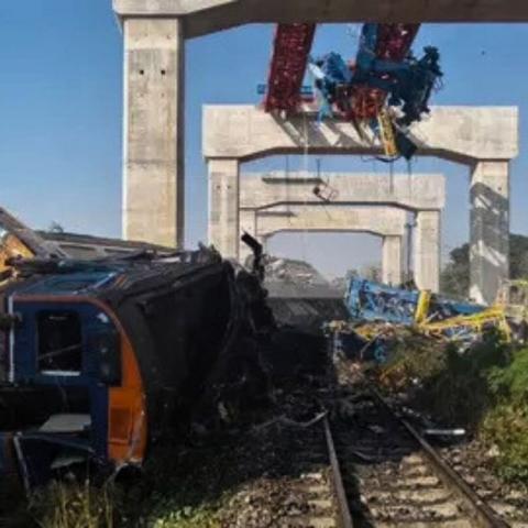 Colapso de grúa sobre tren en Tailandia deja 32 muertos y decenas de heridos