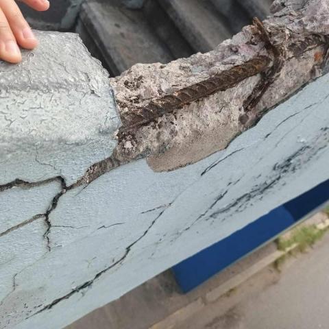 Puente peatonal en riesgo de colapso en Avenida Aguascalientes 