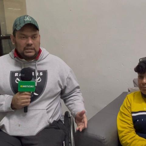 Oscar Flores Guerrero, víctima de negligencia del IMSS junto a Juana Guerrero, su madre. 