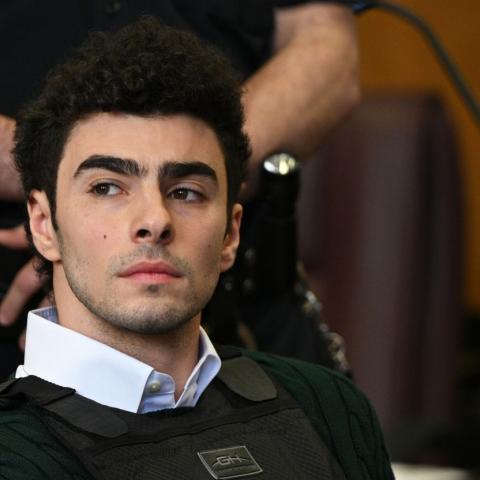 Jueza desestima cargos de pena de muerte contra Luigi Mangione por asesinato