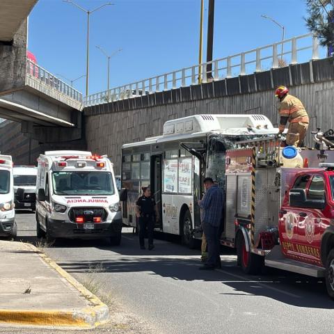 Los choferes de las unidades de transporte público iban jugando carreritas para ganar el pasaje