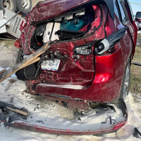 Un tráiler impactó su camioneta en un puente y las dos unidades cayeron al fondo. Dos mujeres perdieron la vida
