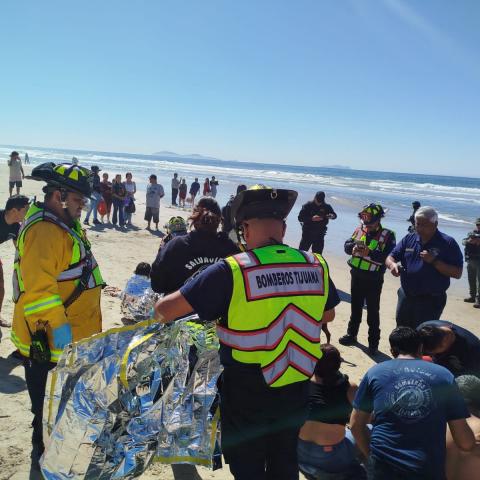 Migrantes rescatados en Tijuana tras intentar cruzar por vía marítima