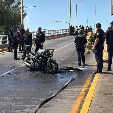 El fuego alcanzó el arma de cargo de la uniformada y los cartuchos comenzaron a detonar
