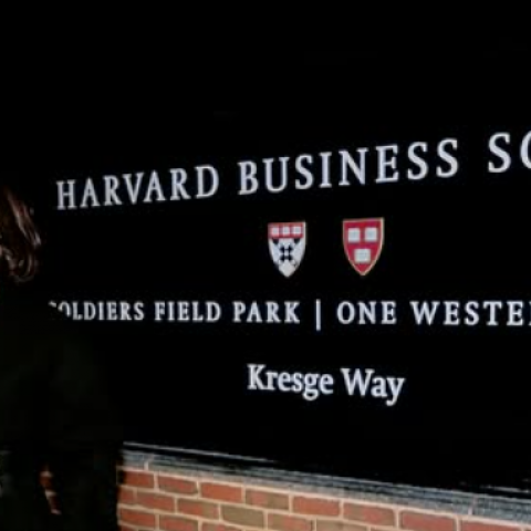 Danna es reconocida Harvard, aquí el motivo