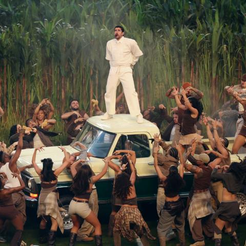 Bad Bunny pone en alto a los latinos durante el espectáculo del Súper Bowl LX