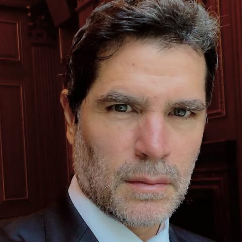 Eduardo Verástegui llama "basura tóxica" a Bad Bunny y critica a los Grammys por premiarlo 