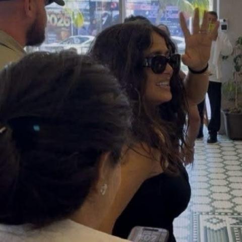 Salma Hayek es captada en famosa cafetería de Veracruz 