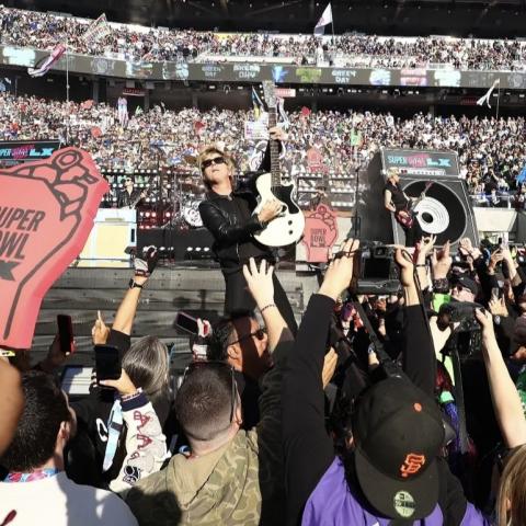 Green Day presenta espectáculo de apertura en el Súper Bowl LX