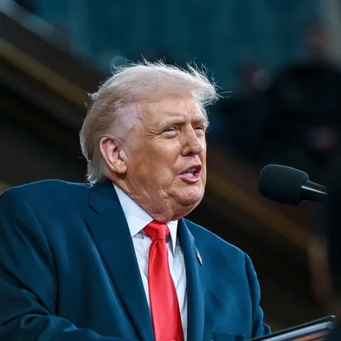 Trump advierte que los bombardeos en Irán continuarán "durante toda la semana o mientras sea necesario"