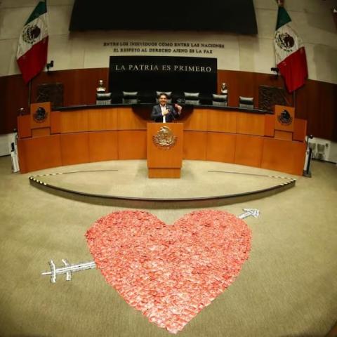 Senado instala corazón de preservativos para promover la salud sexual