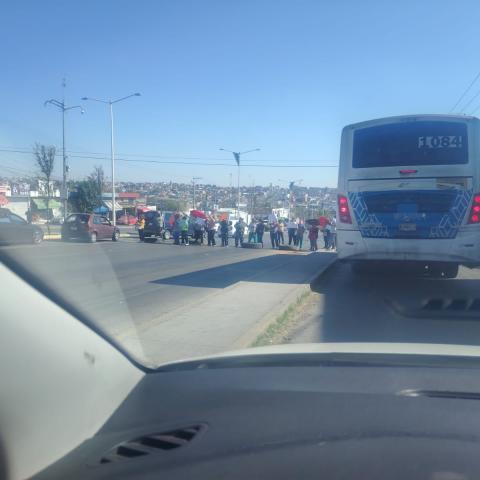 Vecinos de Cumbres II bloquean Tercer Anillo por falta de agua 