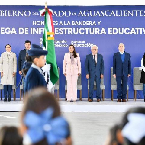 Tere Jiménez entrega aulas en escuela