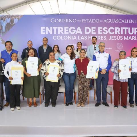 Tere Jiménez entrega escrituras en Jesús María, Aguascalientes