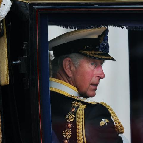 Rey Carlos III expresa preocupación por detención de su hermano Andrés en escándalo público