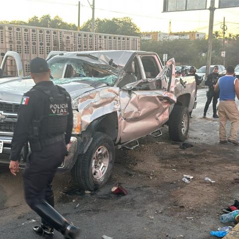 La pierna izquierda casi terminó desprendida y también presenta hundimiento de cráneo