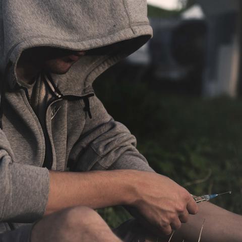 Alcohol y drogas incrementan posibilidad de depresión, señalan autoridades de salud