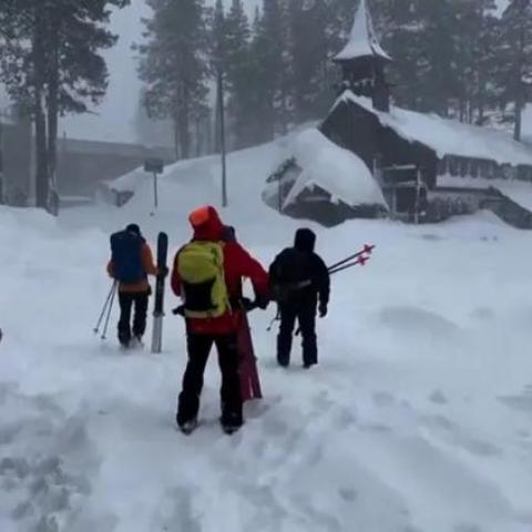 Recuperan cuerpos de 9 esquiadores tras avalancha en California
