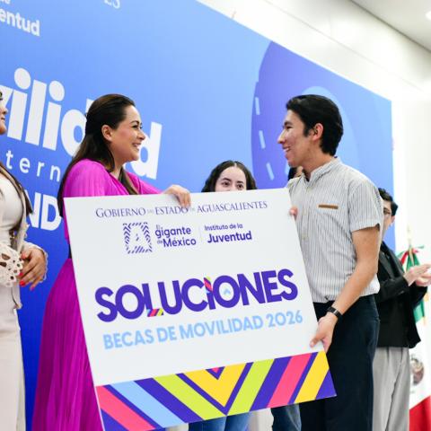 Tere Jiménez entrega 500 becas de movilidad