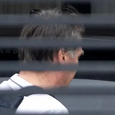 Bolsonaro sale del hospital; cumplirá ahora con prisión domiciliaria