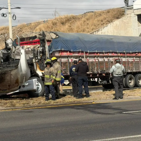 Se incendia tráiler en la 45 norte y autoridades investiga si fue provocado