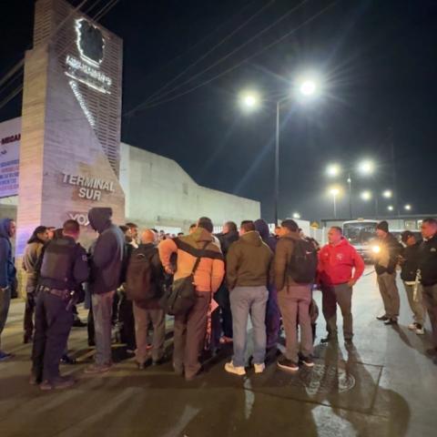 Decenas de conductores YoVoy de manifiestan por lo que acusan como malas condiciones laborales