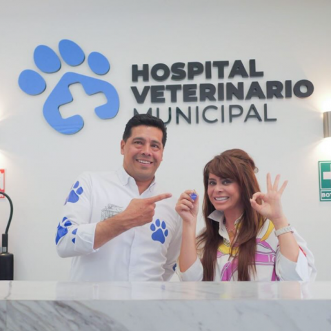 La actriz hidrocálida Yadhira Carrillo visita el Hospital Veterinario de Aguascalientes