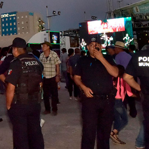 Policías en la FNSM 