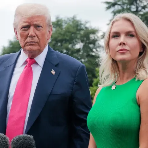 Donald Trump y Karoline Leavitt 