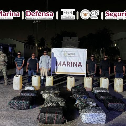Marina asegura barco con 650 kilos de cocaína y detiene a seis sujetos en Michoacán
