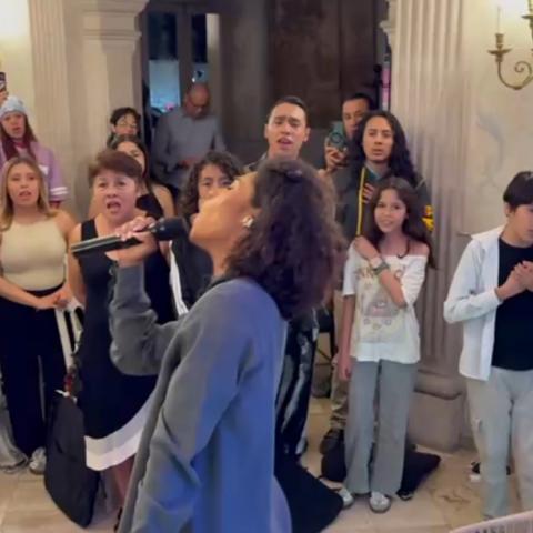 Fela Domínguez vive emotivo encuentro con jóvenes actores y cantantes de Aguascalientes 