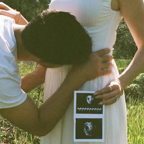 Taylor Lautner anuncia que será papá con emotivas fotos junto a su esposa