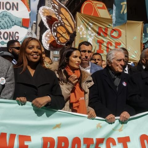 Robert De Niro encabeza protestas contra Trump en Nueva York