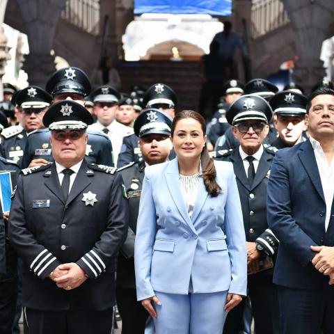 Tere Jiménez entrega reconocimientos a policías