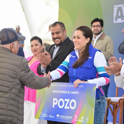 Tere Jiménez entrega apoyos al campo en Cosío