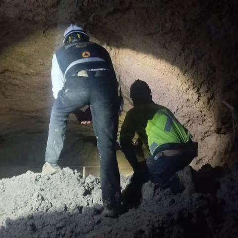 Rescatan con vida al primer trabajador de la mina Santa Fe en Sinaloa