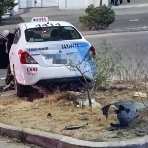 Dos sujetos lo amagaron con arma blanca; el vehículo quedó sin control y terminó impactado