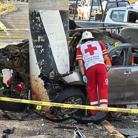 El motor terminó en el asiento trasero del auto y comenzó un incendio que hizo más espantosa la escena