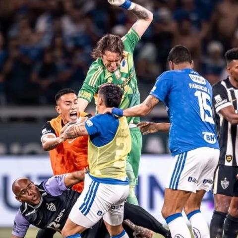 pelea entre futbolistas en Brasil 
