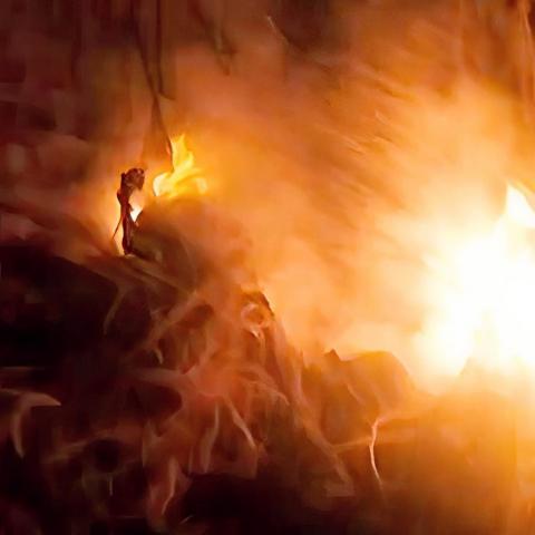 Por las condiciones en las que terminó el cuerpo, se estima que ya estaba en proceso de descomposición cuando lo alcanzó el fuego