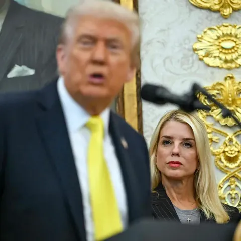 Trump destituye a Pam Bondi