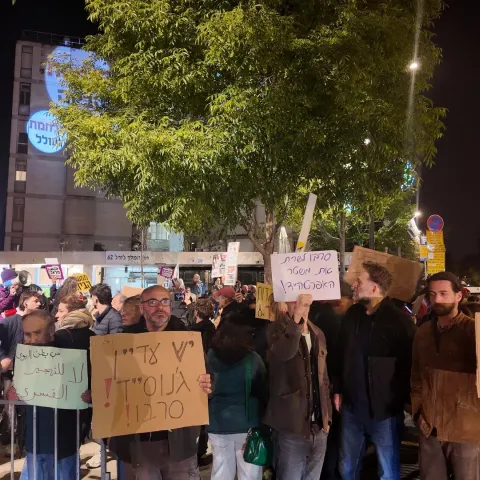 Protesta en Israel contra la guerra; cientos critican Netanyahu