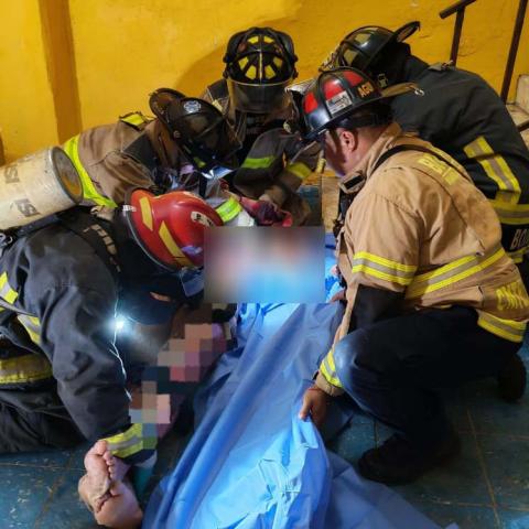 Fue rescatado con vida por bomberos y trasladado en estado crítico, pero horas después se confirmó su fallecimiento en el Hospital Hidalgo