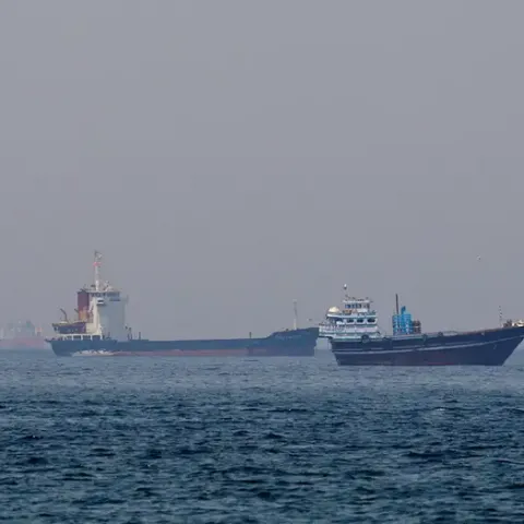 Irán dice haber incautado dos barcos en el Estrecho de Ormuz