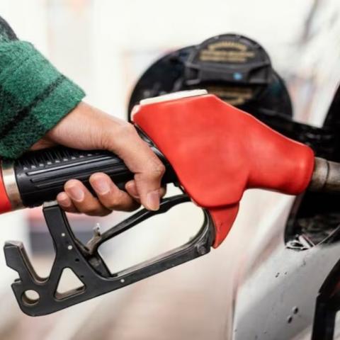 Pega la guerra con Irán: 8 mil gasolineras violan tope de precio de diésel en México