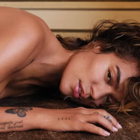 Tras su ruptura con Feid, Karol G se declara soltera y posa para Playboy