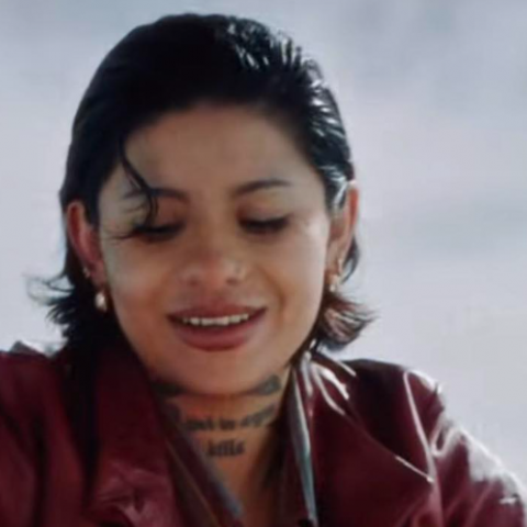 Modelo del video de Christian Nodal responde a comparaciones con Cazzu